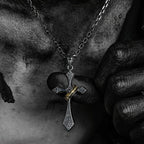 Collar con crucifijo moderno y minimalista de plata de ley 925: un símbolo de talismán oscuro