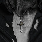 Collar con crucifijo moderno y minimalista de plata de ley 925: un símbolo de talismán oscuro