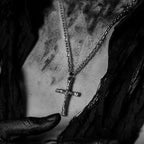 Collar de Plata Esterlina 925 con Cruz Estilo Oscuro: Un Símbolo de Fe