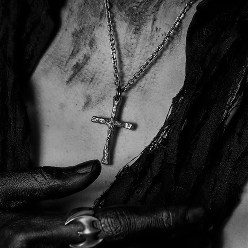 Collar de Plata Esterlina 925 con Cruz Estilo Oscuro: Un Símbolo de Fe