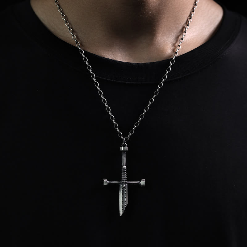 Collar de Cruz con Espada Rota de Plata Fina 999: Una Declaración Audaz de Resiliencia y Estilo