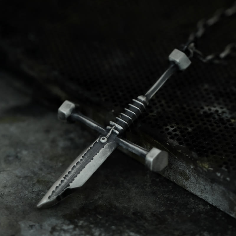Collar de Cruz con Espada Rota de Plata Fina 999: Una Declaración Audaz de Resiliencia y Estilo