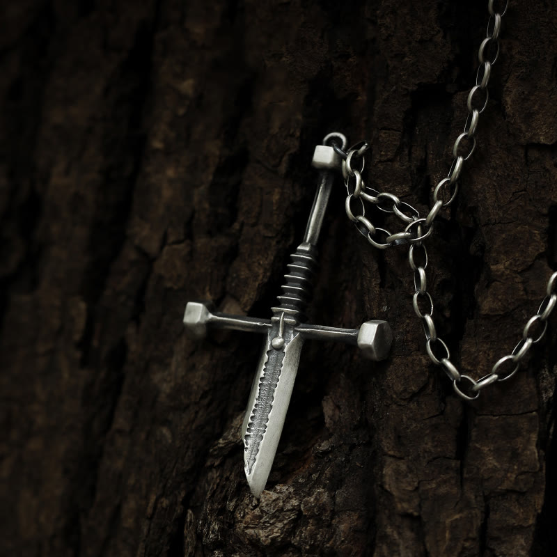Collar de Cruz con Espada Rota de Plata Fina 999: Una Declaración Audaz de Resiliencia y Estilo