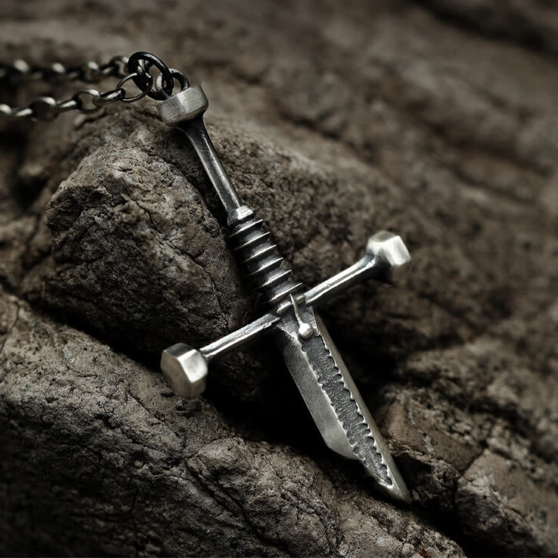 Collar de Cruz con Espada Rota de Plata Fina 999: Una Declaración Audaz de Resiliencia y Estilo