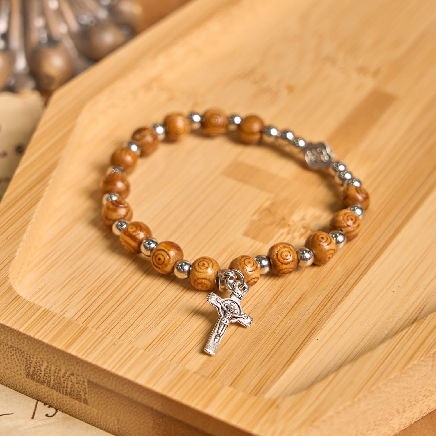 Pulsera Rosario de Jesús con Crucifijo: Joyería Espiritual Hecha a Mano con Artesanía Exquisita