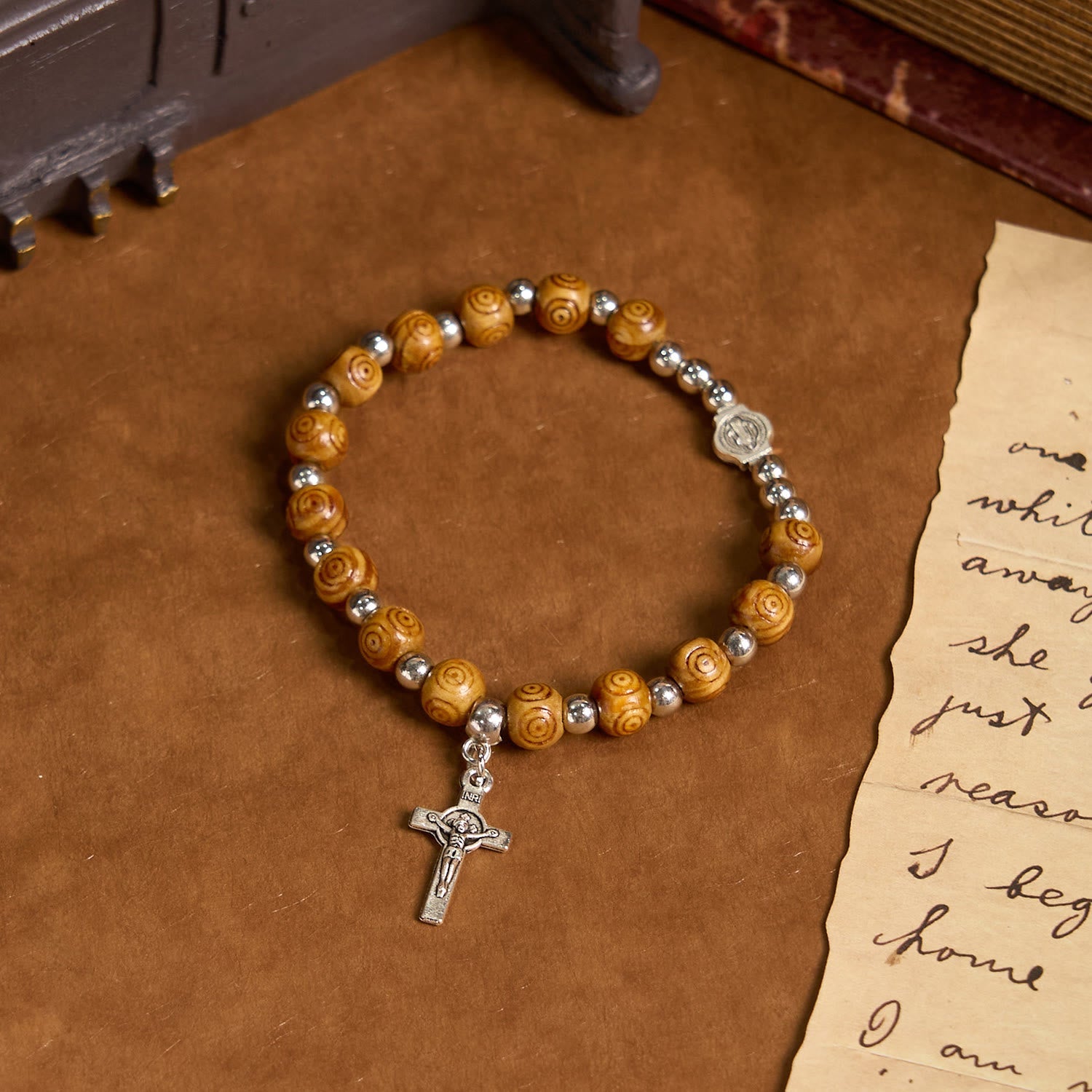 Pulsera Rosario de Jesús con Crucifijo: Joyería Espiritual Hecha a Mano con Artesanía Exquisita