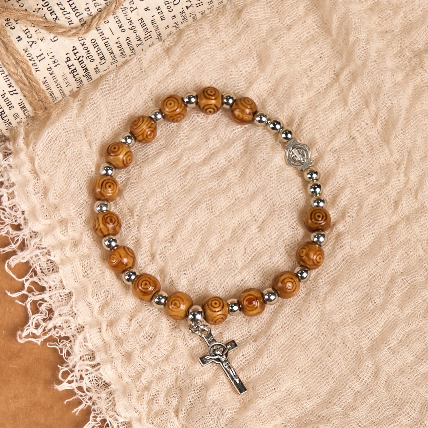 Pulsera Rosario de Jesús con Crucifijo: Joyería Espiritual Hecha a Mano con Artesanía Exquisita