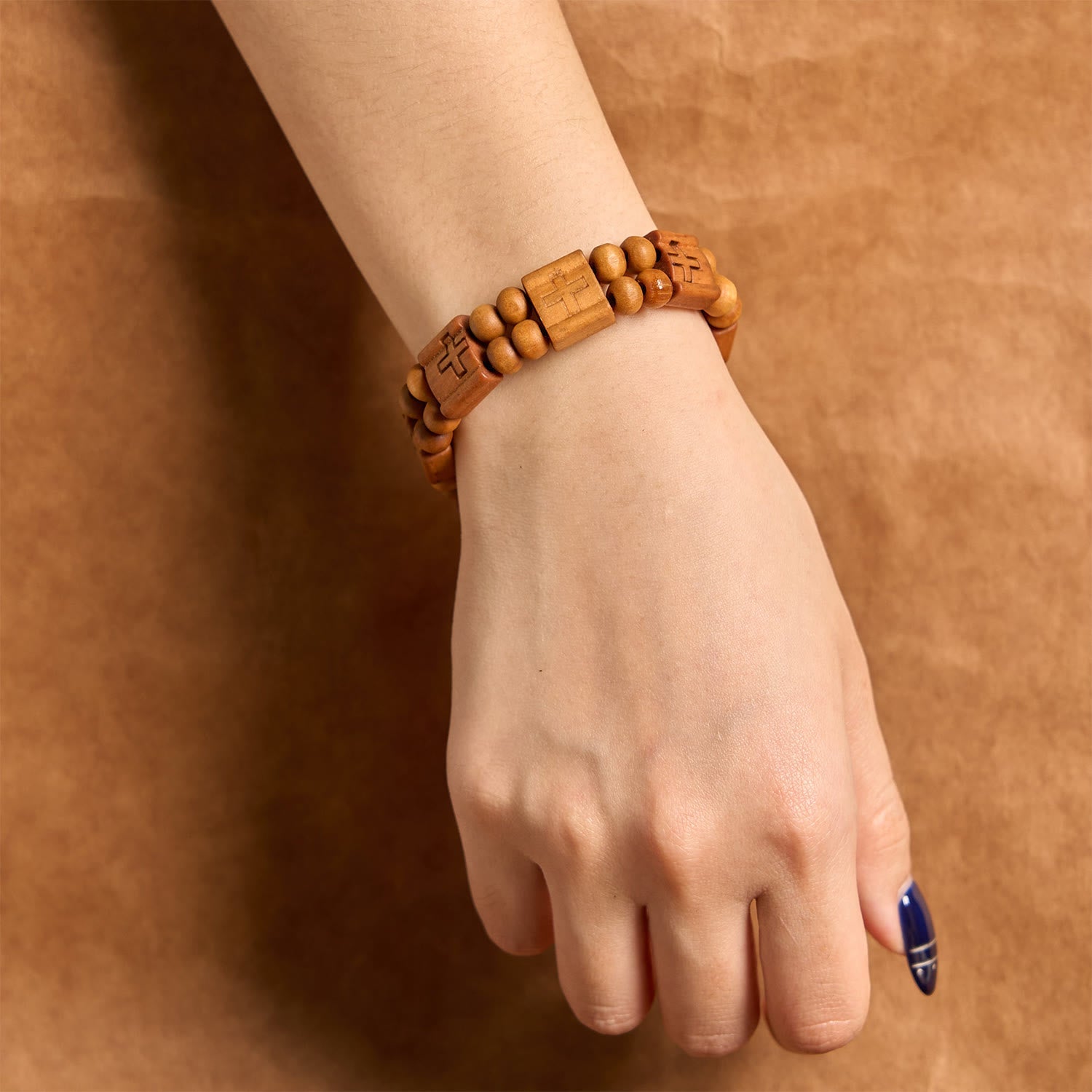 Pulsera de madera con cruz de 3 colores: Símbolo de devoción y belleza