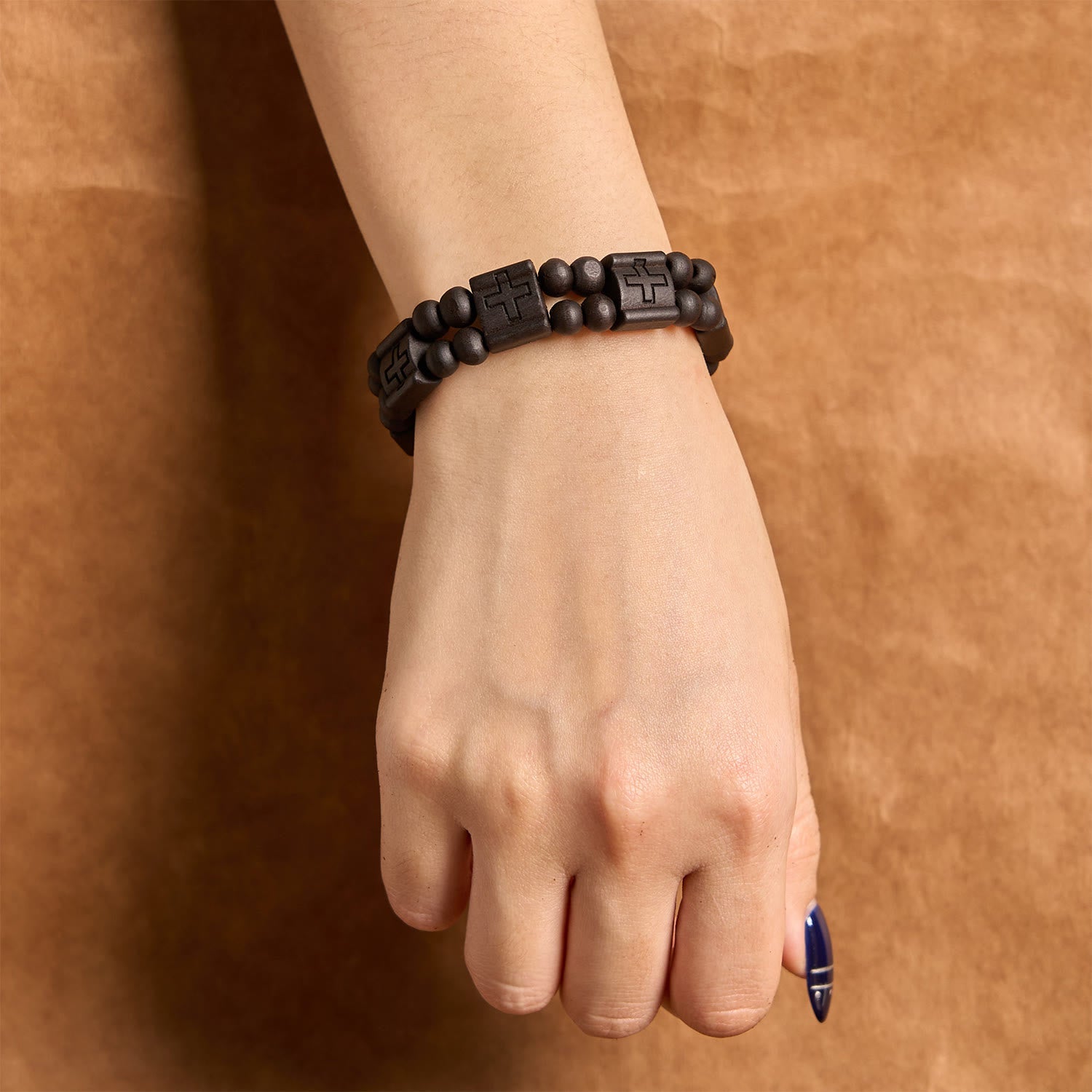 Pulsera de madera con cruz de 3 colores: Símbolo de devoción y belleza