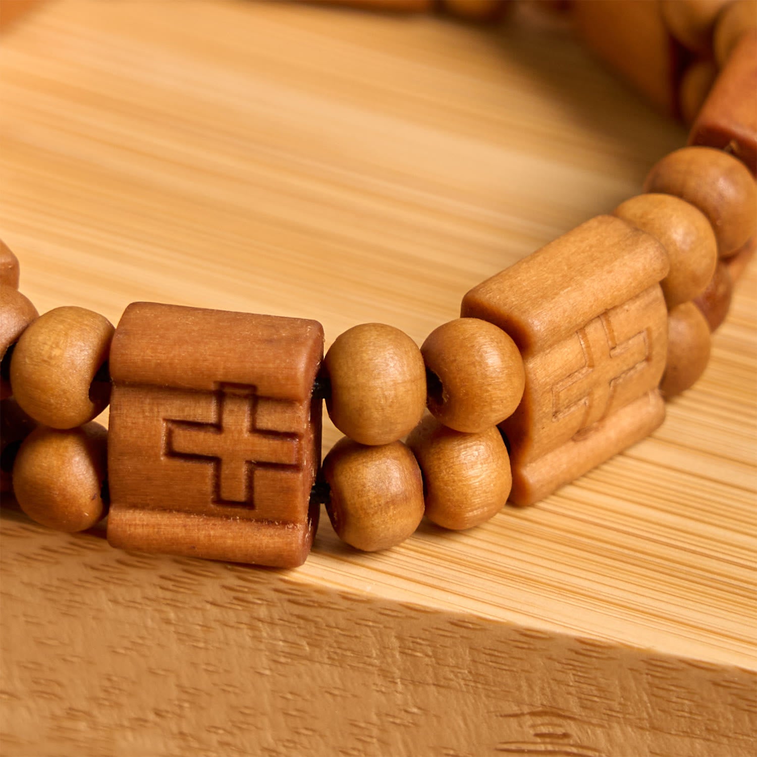 Pulsera de madera con cruz de 3 colores: Símbolo de devoción y belleza