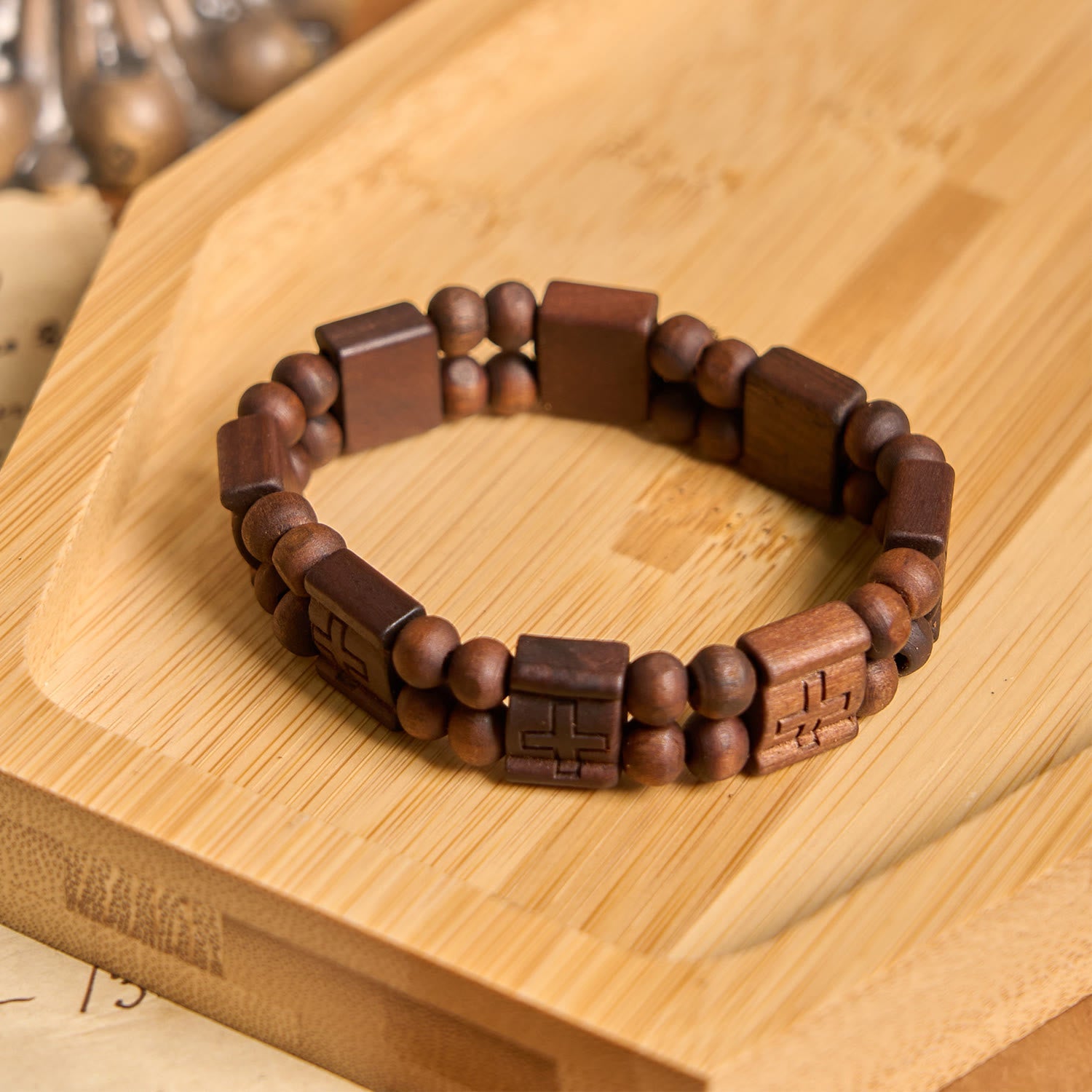 Pulsera de madera con cruz de 3 colores: Símbolo de devoción y belleza