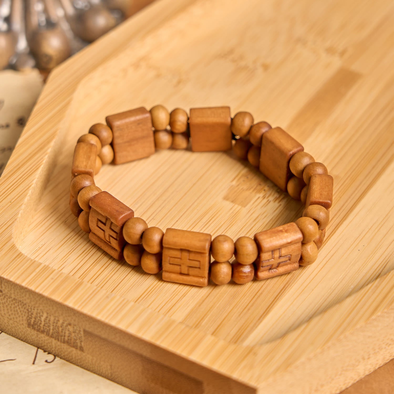 Pulsera de madera con cruz de 3 colores: Símbolo de devoción y belleza