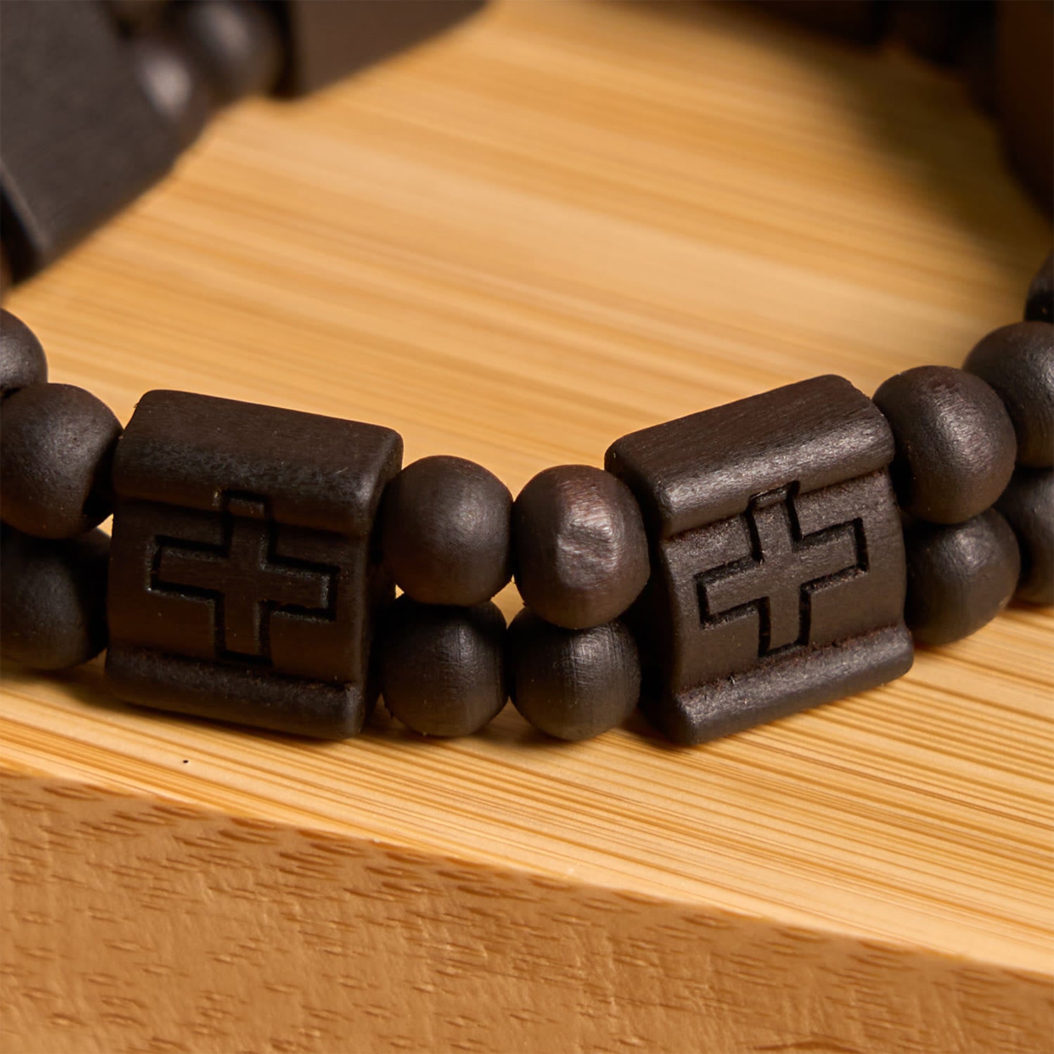 Pulsera de madera con cruz de 3 colores: Símbolo de devoción y belleza