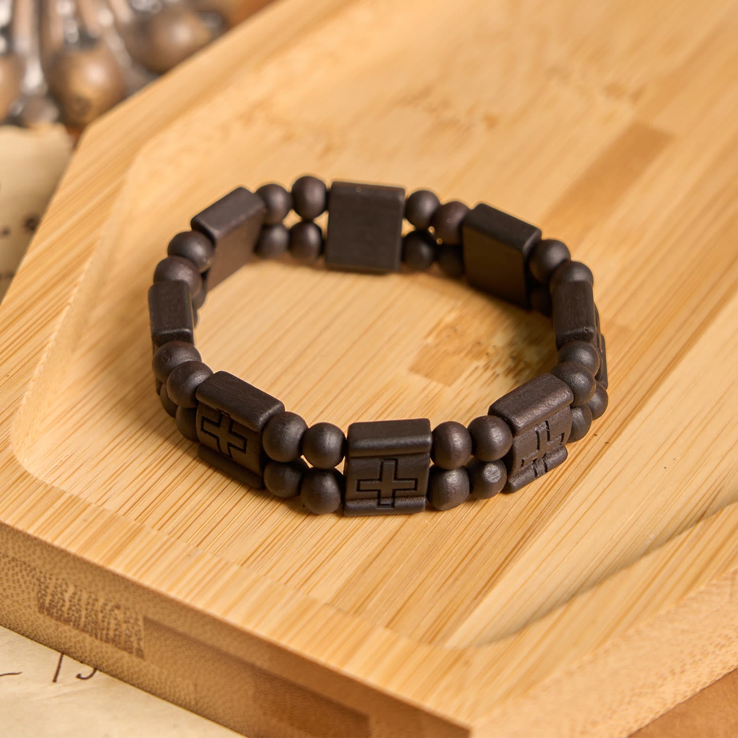 Pulsera de madera con cruz de 3 colores: Símbolo de devoción y belleza