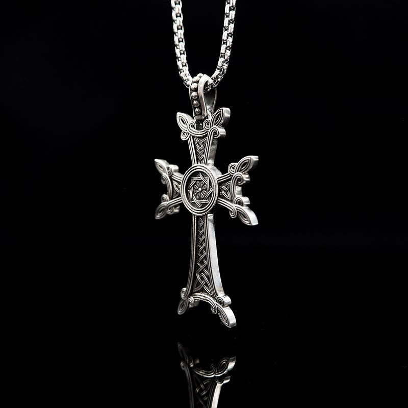 Collar con Crucifijo Celta de Plata de Ley 925: Una Mezcla Atemporal de Fe y Arte