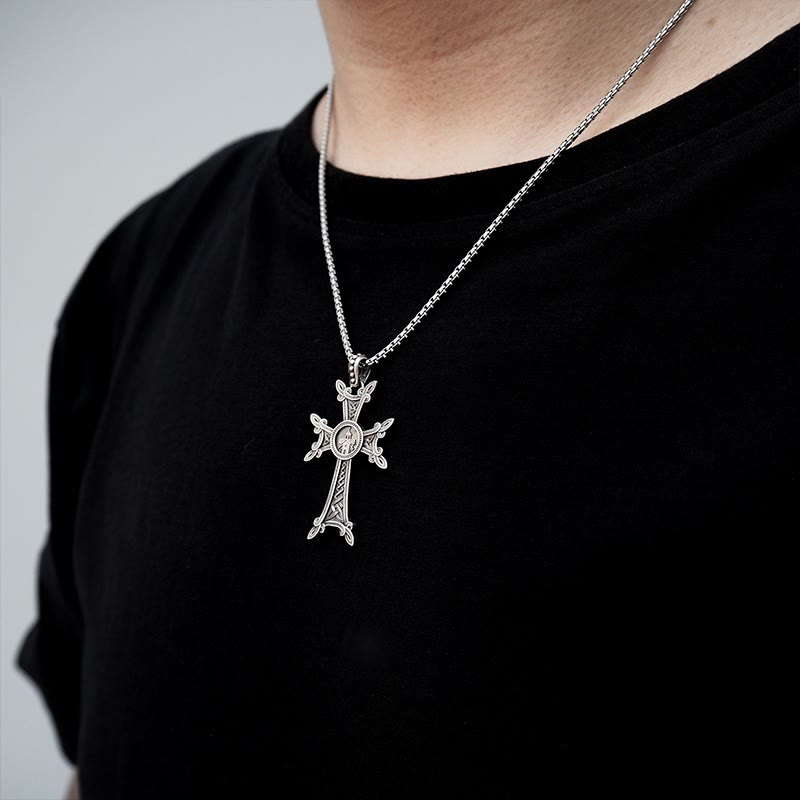 Collar con Crucifijo Celta de Plata de Ley 925: Una Mezcla Atemporal de Fe y Arte