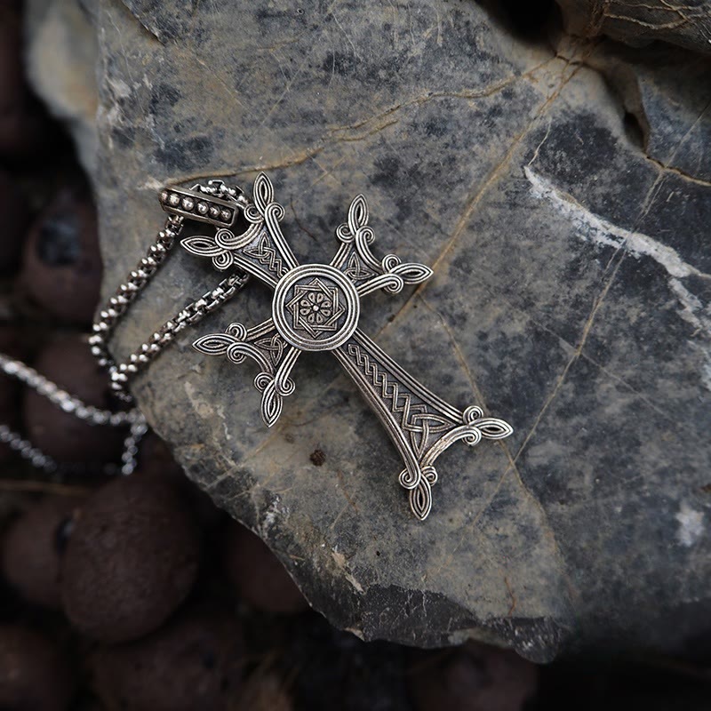 Collar con Crucifijo Celta de Plata de Ley 925: Una Mezcla Atemporal de Fe y Arte