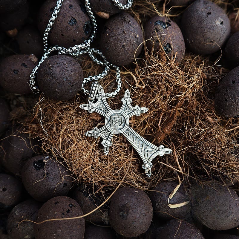 Collar con Crucifijo Celta de Plata de Ley 925: Una Mezcla Atemporal de Fe y Arte
