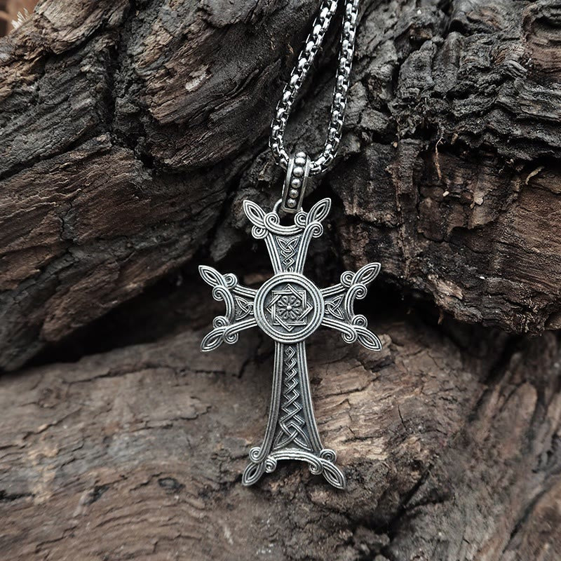 Collar con Crucifijo Celta de Plata de Ley 925: Una Mezcla Atemporal de Fe y Arte