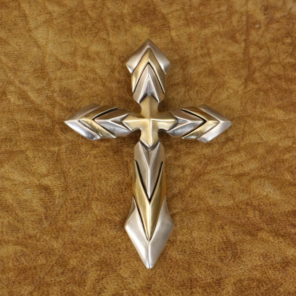 Collar de Cruz Clásico y Vintage de Plata de Ley 925: Una Interpretación Moderna del Sello Sagrado