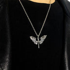 Collar con alas y cruz de plata de ley 925, vintage y clásico: una mezcla de encanto retro y gracia divina
