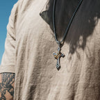 Collar con Cruz Vintage y Clásico de Plata de Ley 925: Un Lujoso Emblema de Fe