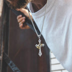 Collar con Cruz Vintage y Clásico de Plata de Ley 925: Un Lujoso Emblema de Fe