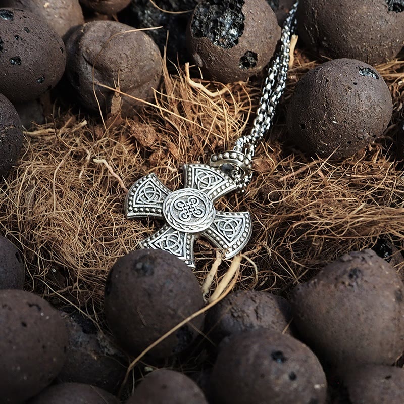 Collar de cruz clásico y vintage de plata de ley 925: la elegancia ancestral se une al simbolismo espiritual