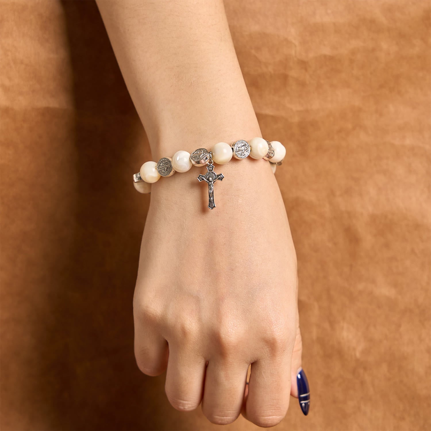 Pulsera con Crucifijo y Cuentas Blancas: Un Elegante Símbolo de Devoción
