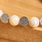 Pulsera con Crucifijo y Cuentas Blancas: Un Elegante Símbolo de Devoción