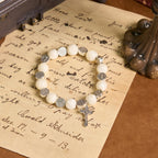 Pulsera con Crucifijo y Cuentas Blancas: Un Elegante Símbolo de Devoción