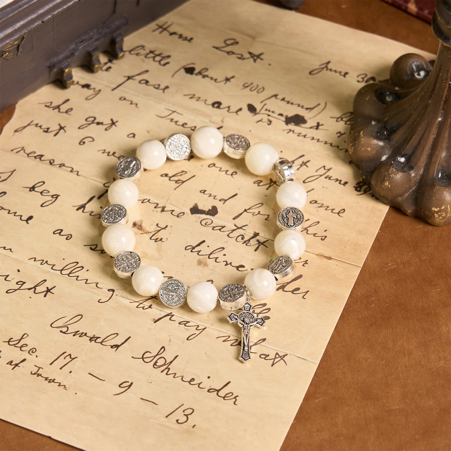 Pulsera con Crucifijo y Cuentas Blancas: Un Elegante Símbolo de Devoción