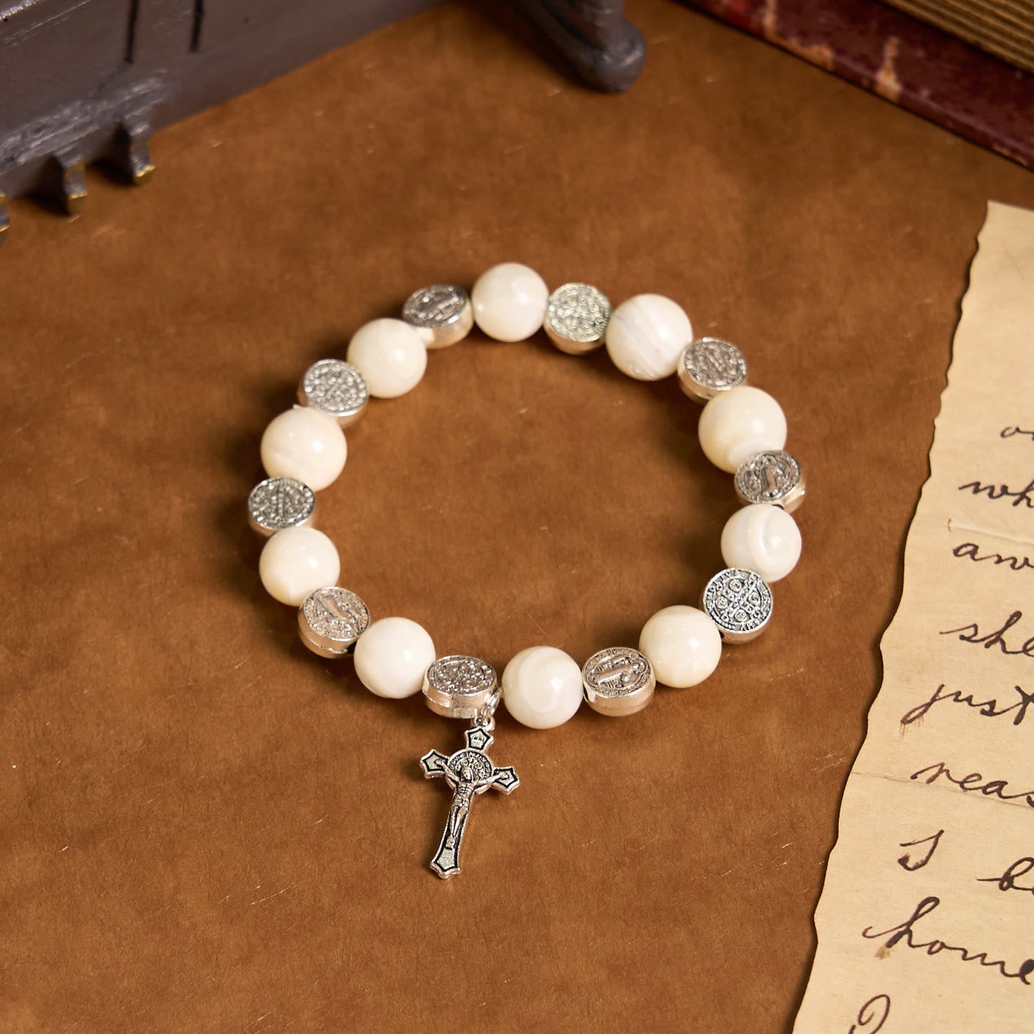 Pulsera con Crucifijo y Cuentas Blancas: Un Elegante Símbolo de Devoción