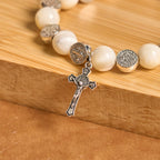 Pulsera con Crucifijo y Cuentas Blancas: Un Elegante Símbolo de Devoción