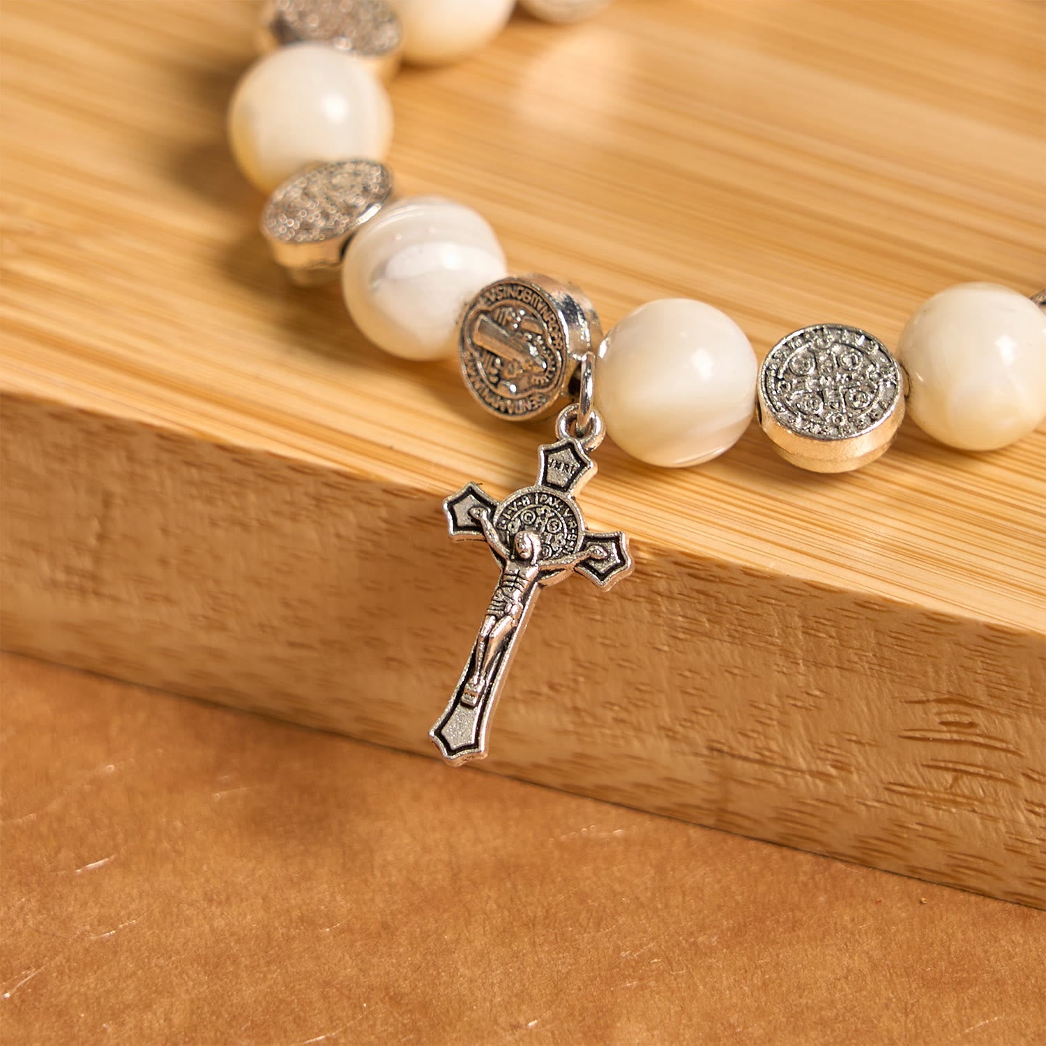 Pulsera con Crucifijo y Cuentas Blancas: Un Elegante Símbolo de Devoción