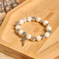 Pulsera con Crucifijo y Cuentas Blancas: Un Elegante Símbolo de Devoción