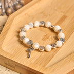 Pulsera con Crucifijo y Cuentas Blancas: Un Elegante Símbolo de Devoción