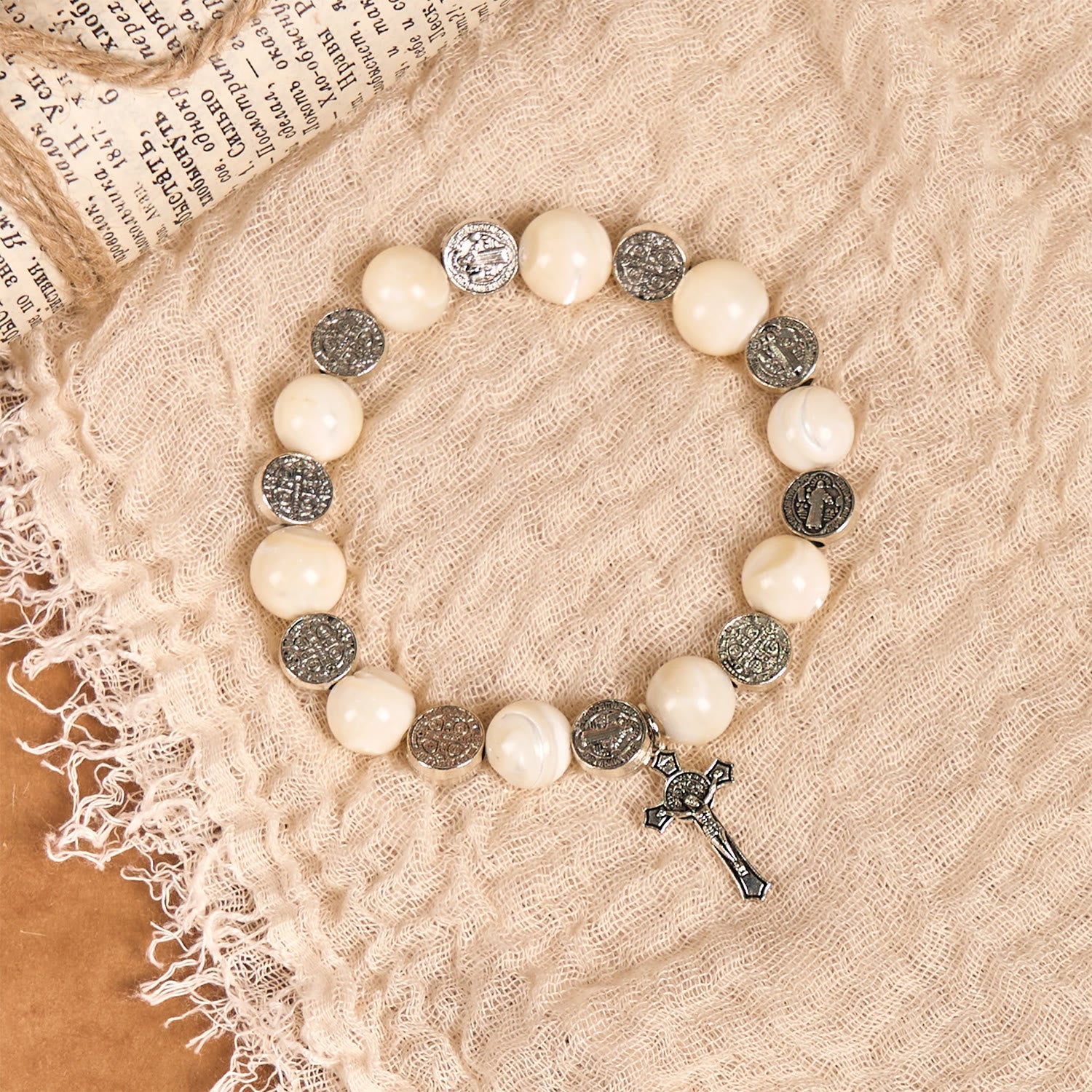 Pulsera con Crucifijo y Cuentas Blancas: Un Elegante Símbolo de Devoción