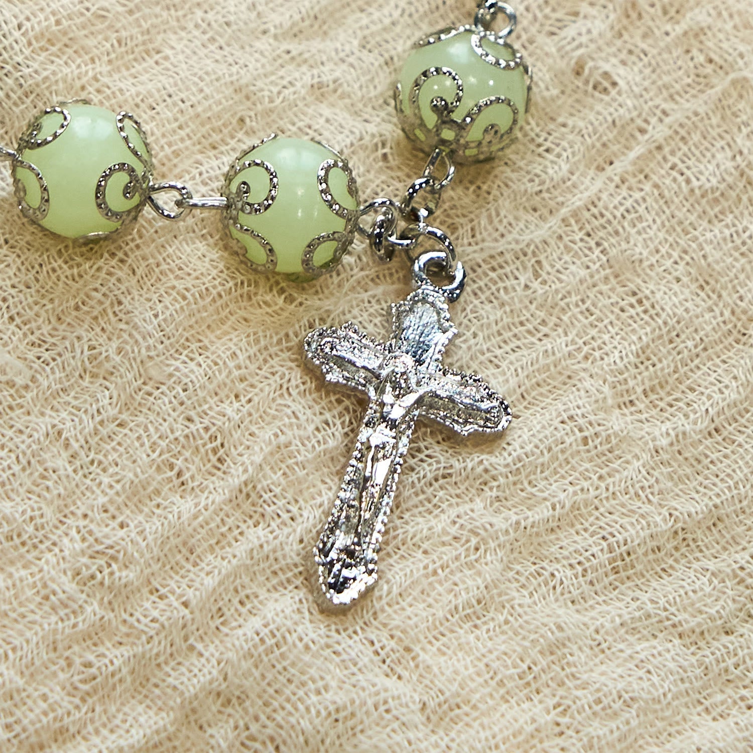 Rosario Pulsera Luminosa con Cuentas Verdes: La Luz Onírica de la Fe