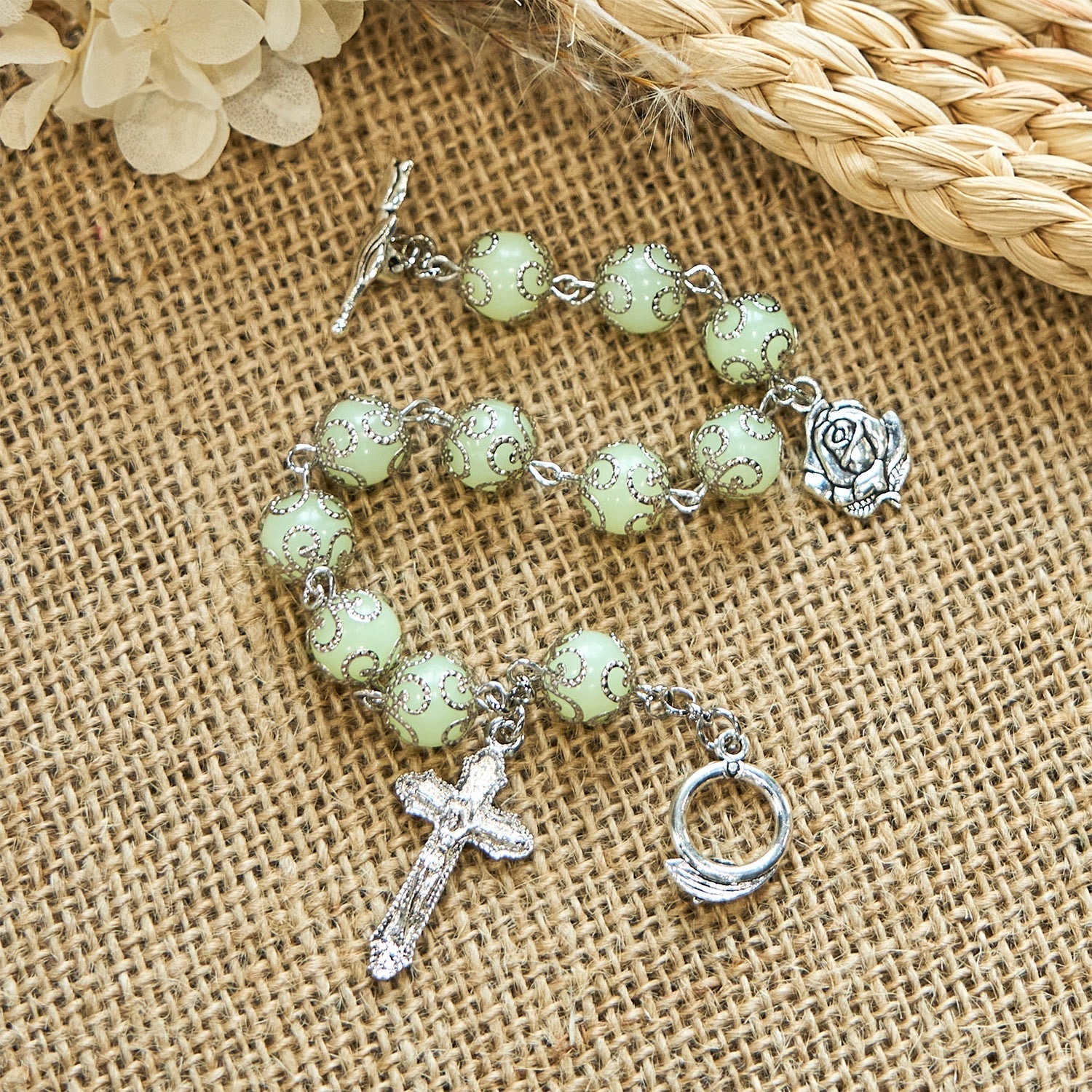 Rosario Pulsera Luminosa con Cuentas Verdes: La Luz Onírica de la Fe