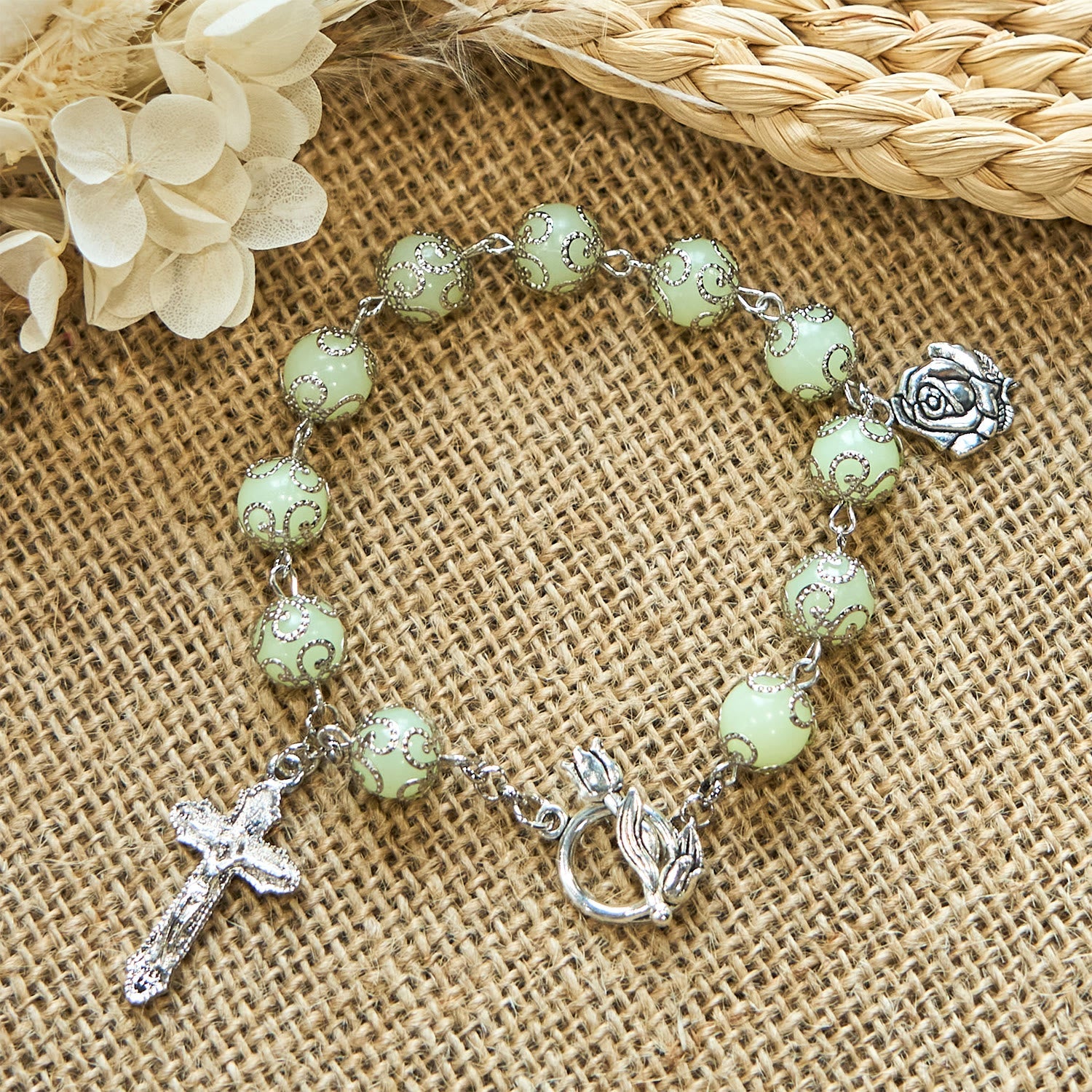 Rosario Pulsera Luminosa con Cuentas Verdes: La Luz Onírica de la Fe