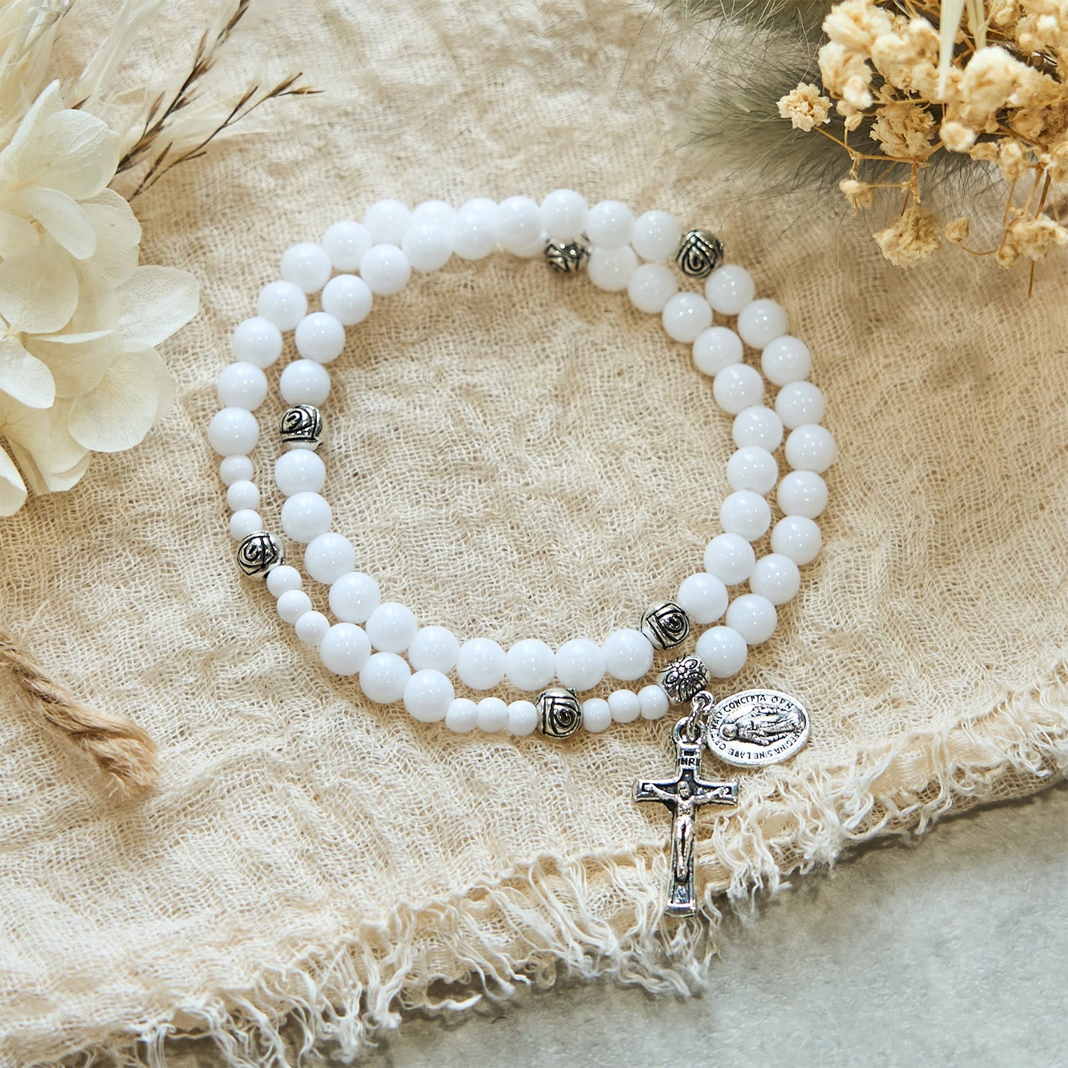 Pulsera de rosario con medalla milagrosa y crucifijo de cuentas blancas de 6 mm: un símbolo de fe