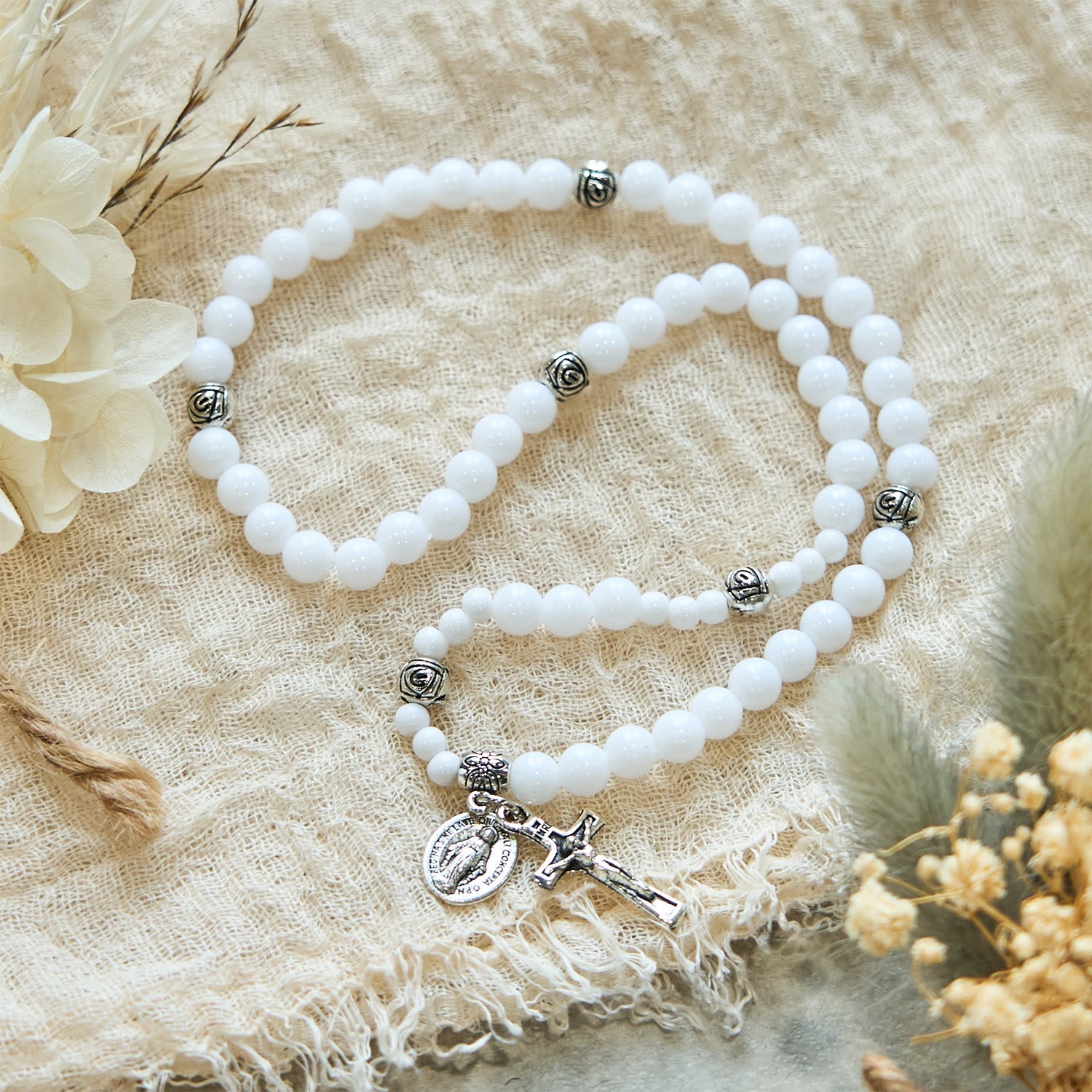 Pulsera de rosario con medalla milagrosa y crucifijo de cuentas blancas de 6 mm: un símbolo de fe