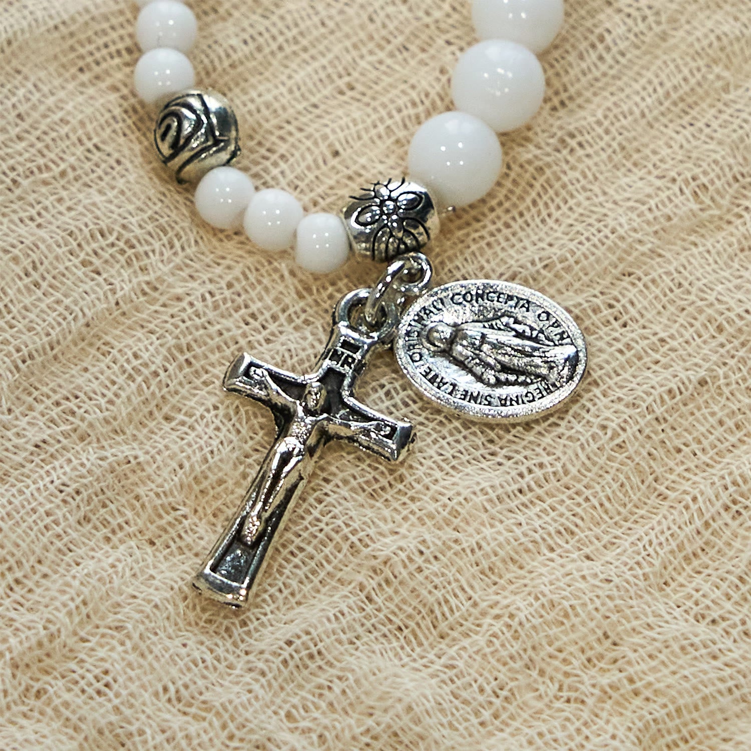 Pulsera de rosario con medalla milagrosa y crucifijo de cuentas blancas de 6 mm: un símbolo de fe