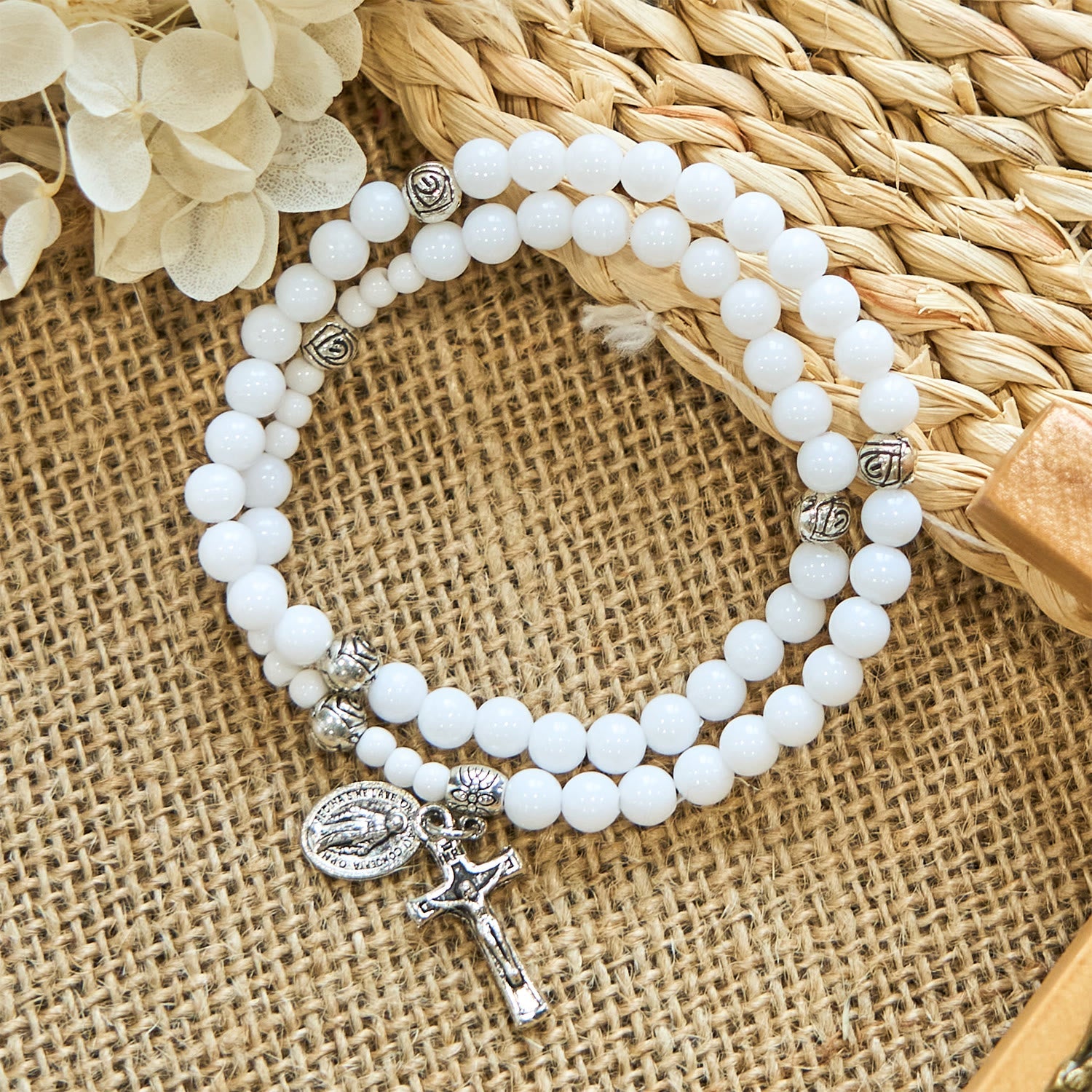 Pulsera de rosario con medalla milagrosa y crucifijo de cuentas blancas de 6 mm: un símbolo de fe