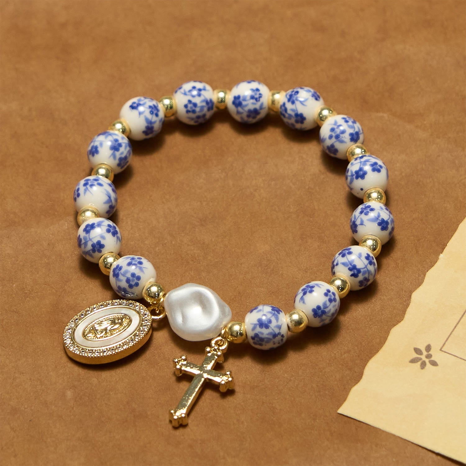 Pulsera con Medalla de la Virgen y Cruz de Inspiración Floral: La Fe se Encuentra con el Estilo