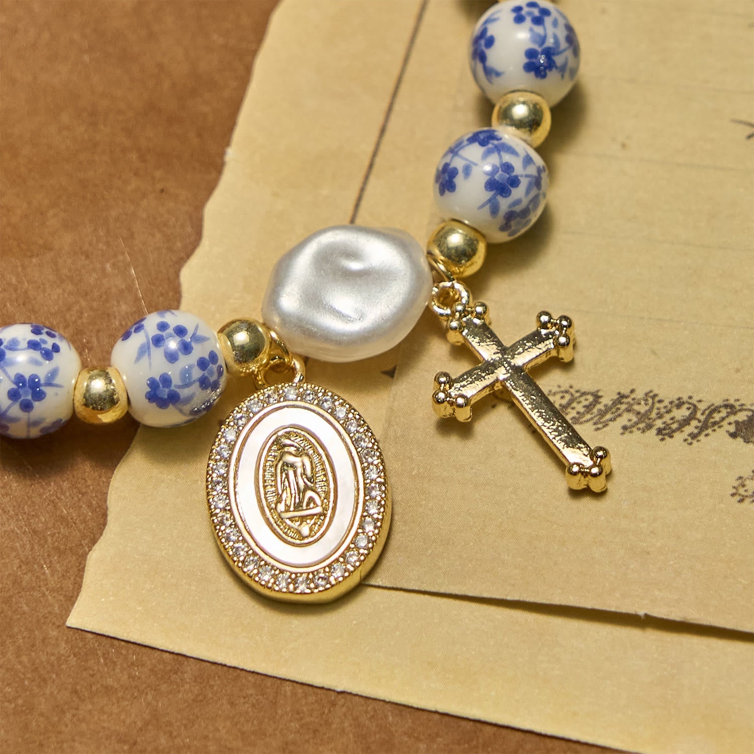 Pulsera con Medalla de la Virgen y Cruz de Inspiración Floral: La Fe se Encuentra con el Estilo
