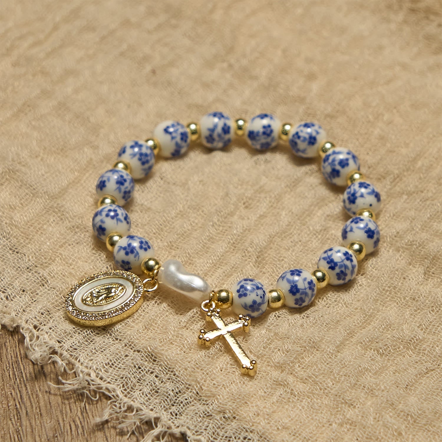 Pulsera con Medalla de la Virgen y Cruz de Inspiración Floral: La Fe se Encuentra con el Estilo