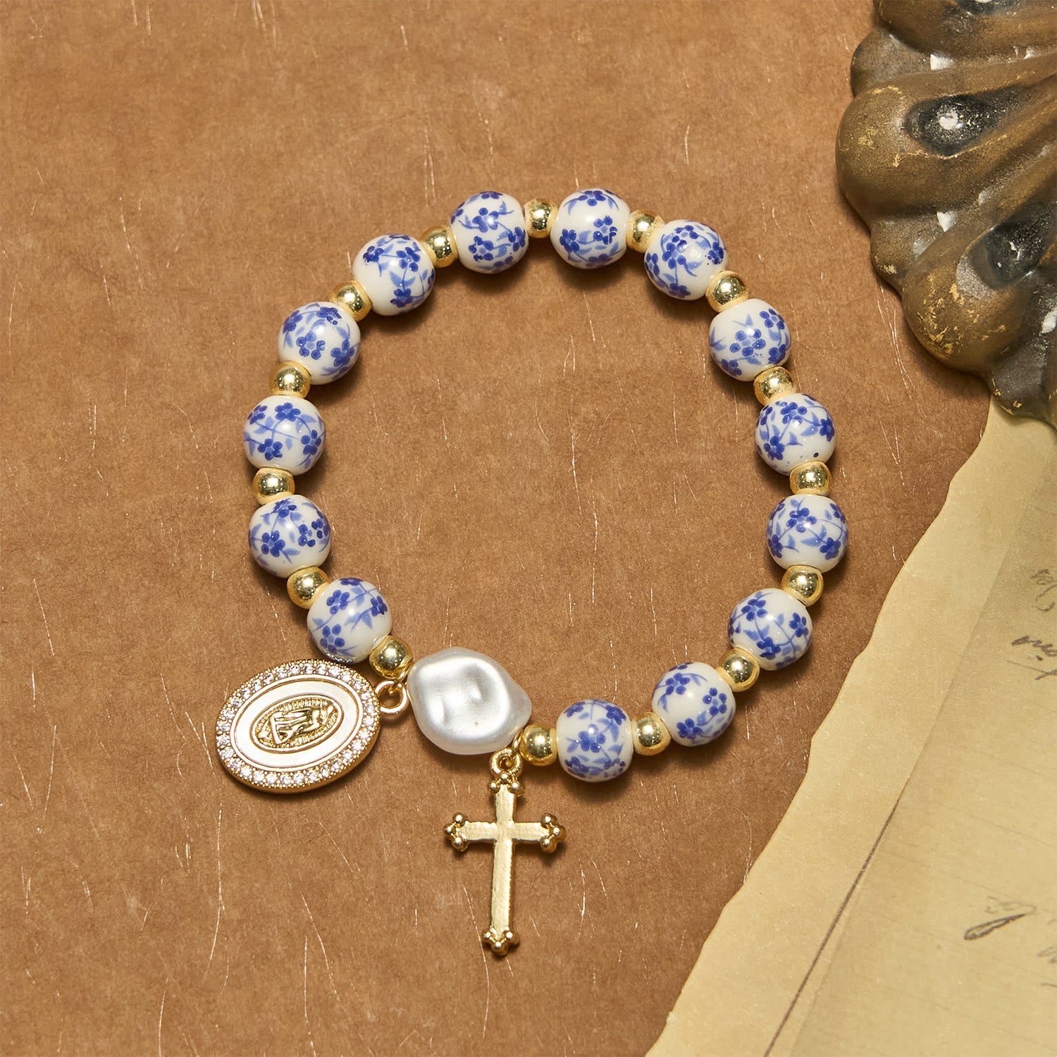 Pulsera con Medalla de la Virgen y Cruz de Inspiración Floral: La Fe se Encuentra con el Estilo