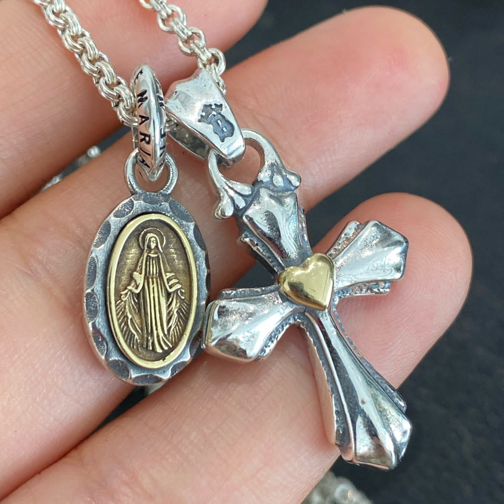 Collar vintage de plata de ley 925 con dijes de María y cruz: emblema de fe y devoción